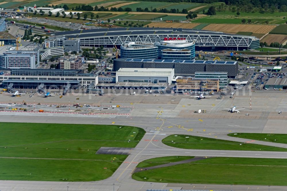 Aerial photograph Leinfelden-Echterdingen - Dispatch building and terminals on the premises of the airport Stuttgart in Leinfelden-Echterdingen in the state Baden-Wuerttemberg, Germany