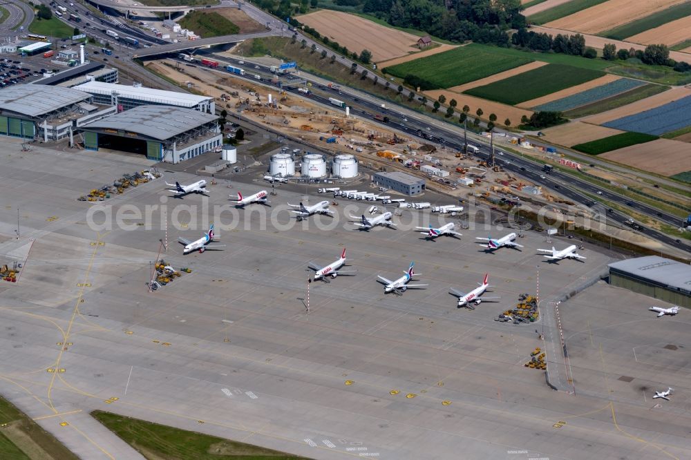 Aerial photograph Leinfelden-Echterdingen - Dispatch building and terminals on the premises of the airport Stuttgart in Leinfelden-Echterdingen in the state Baden-Wuerttemberg, Germany