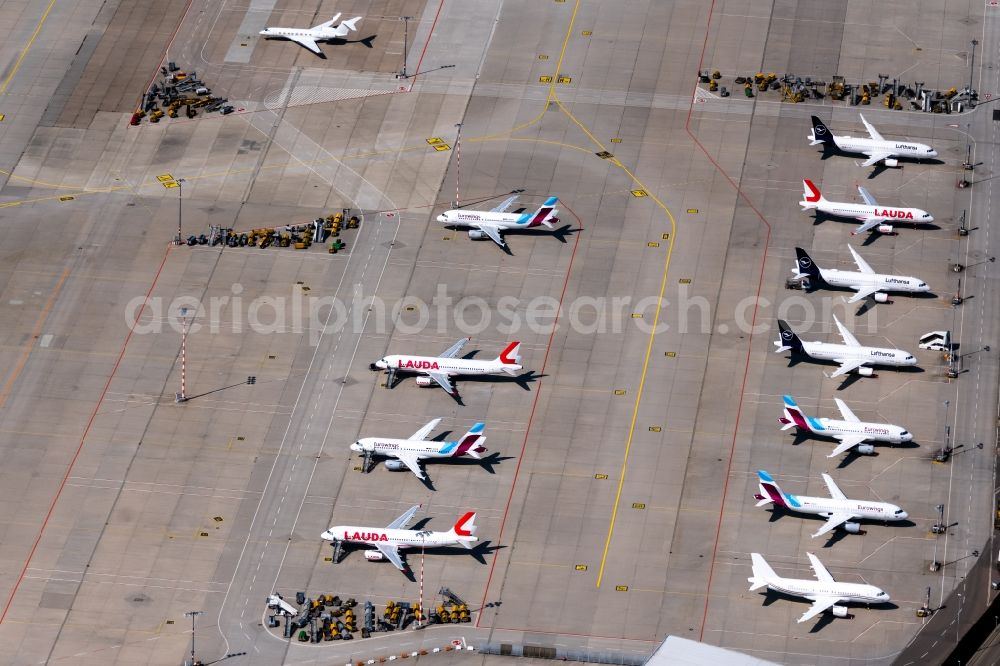 Aerial photograph Leinfelden-Echterdingen - Dispatch building and terminals on the premises of the airport Stuttgart in Leinfelden-Echterdingen in the state Baden-Wuerttemberg, Germany