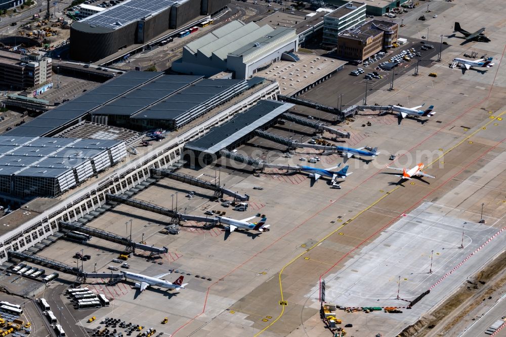 Aerial photograph Leinfelden-Echterdingen - Dispatch building and terminals on the premises of the airport Stuttgart in Leinfelden-Echterdingen in the state Baden-Wuerttemberg, Germany