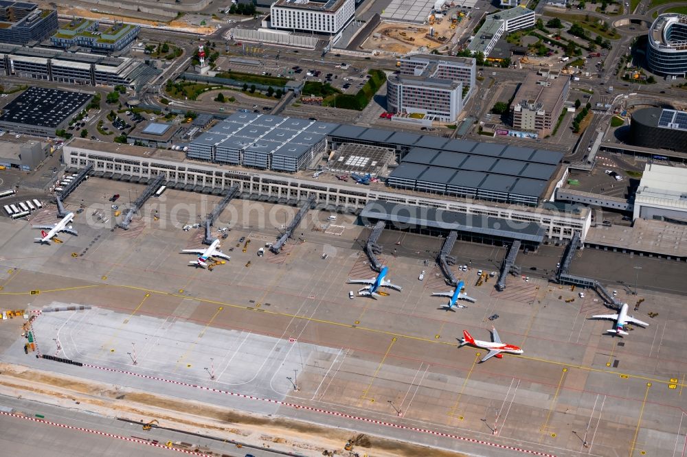 Leinfelden-Echterdingen from the bird's eye view: Dispatch building and terminals on the premises of the airport Stuttgart in Leinfelden-Echterdingen in the state Baden-Wuerttemberg, Germany