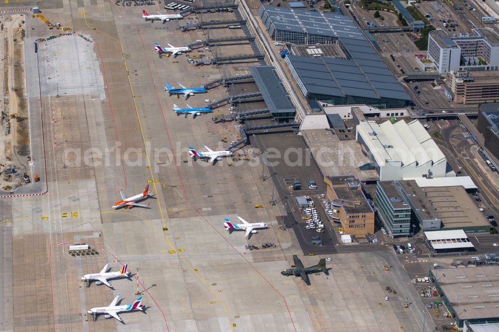 Aerial photograph Leinfelden-Echterdingen - Dispatch building and terminals on the premises of the airport Stuttgart in Leinfelden-Echterdingen in the state Baden-Wuerttemberg, Germany