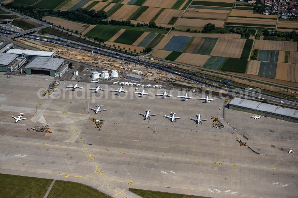 Aerial photograph Leinfelden-Echterdingen - Dispatch building and terminals on the premises of the airport Stuttgart in Leinfelden-Echterdingen in the state Baden-Wuerttemberg, Germany