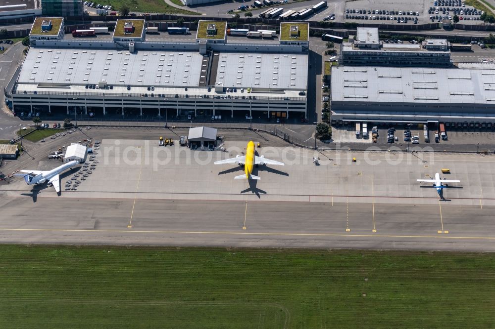 Aerial photograph Leinfelden-Echterdingen - Dispatch building and terminals on the premises of the airport Stuttgart in Leinfelden-Echterdingen in the state Baden-Wuerttemberg, Germany