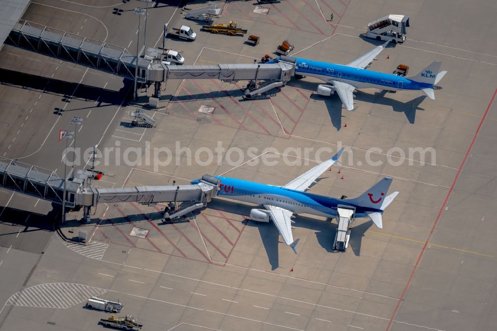 Leinfelden-Echterdingen from the bird's eye view: Dispatch building and terminals on the premises of the airport Stuttgart in Leinfelden-Echterdingen in the state Baden-Wuerttemberg, Germany