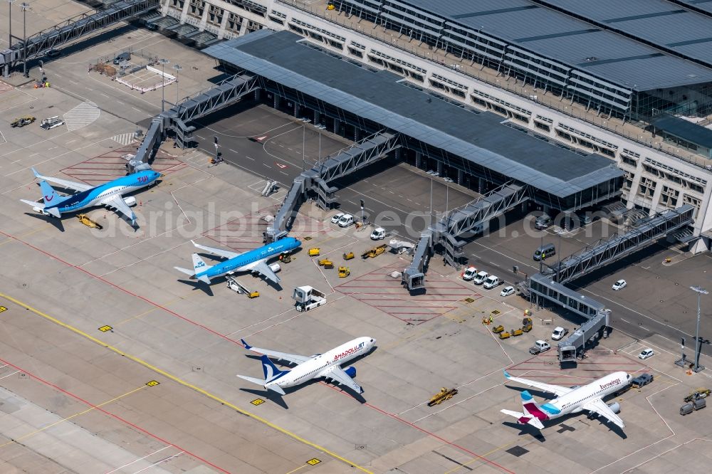 Aerial image Leinfelden-Echterdingen - Dispatch building and terminals on the premises of the airport Stuttgart in Leinfelden-Echterdingen in the state Baden-Wuerttemberg, Germany