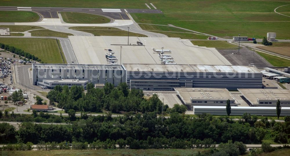 Aerial photograph Wien - Dispatch building and terminals on the premises of the airport Schwechat in Vienna in Lower Austria, Austria