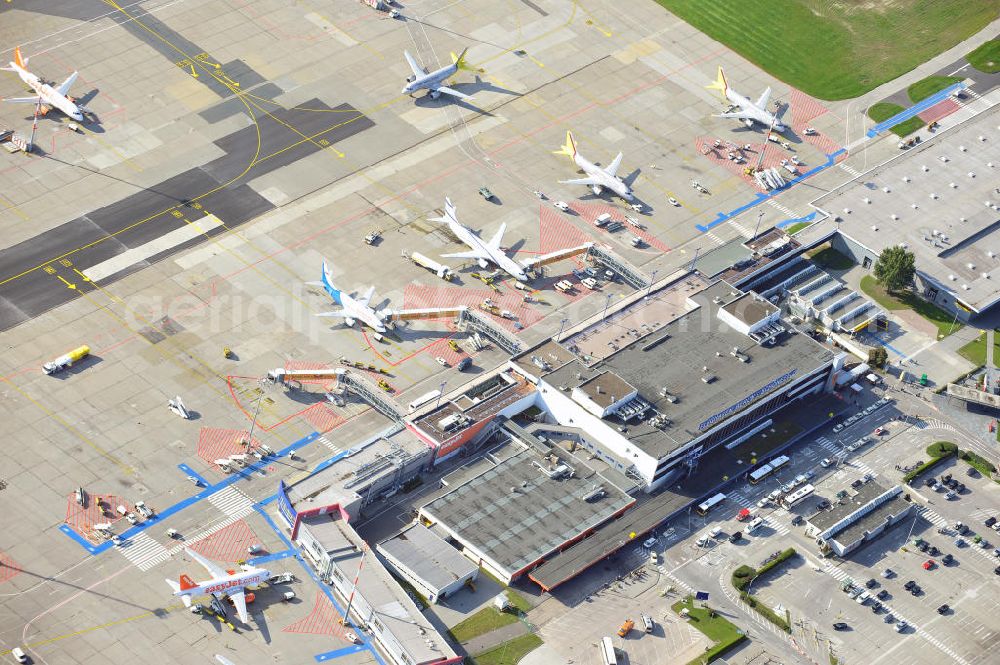 Berlin Schönefeld from above - Das alte Abfertigungs- Terminal am Flughafen Berlin - Schönefeld mit dem Vorfeld und den Gates / Passagierbrücken zu den Flugzeugen. Im Bild eine Maschine der israelischen Fluggesellschaft EL AL , welche unter dem Schutz eines Schützenpanzers des Bundesgrenzschutz abgefertigt wird. Parking, passenger terminal and movement area fo the Schönefeld Airport.