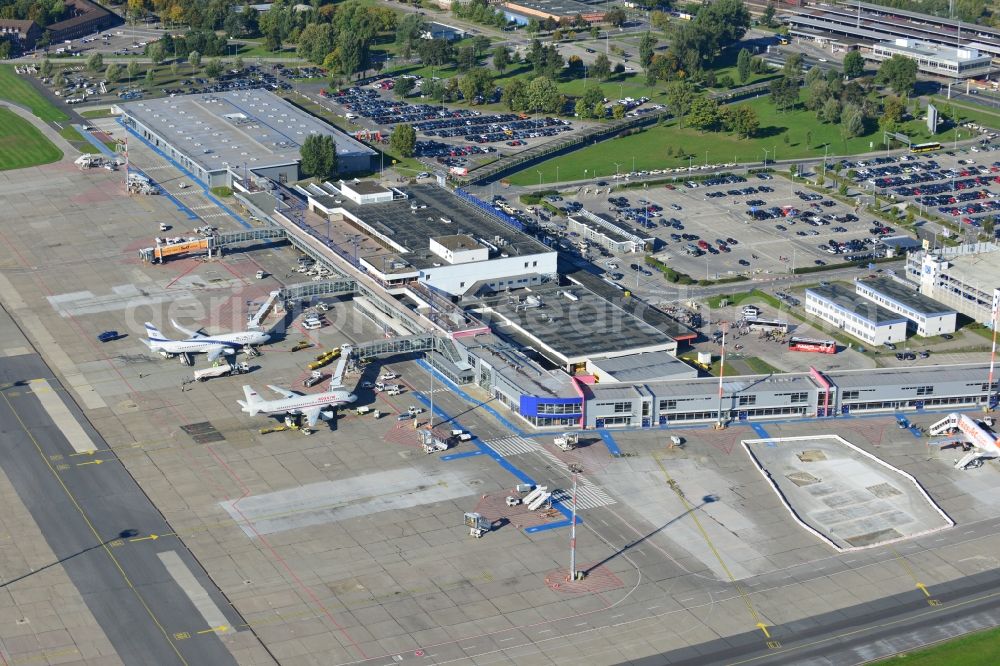 Schönefeld from the bird's eye view: Parking, passenger terminal and movement area fo the Schönefeld Airport