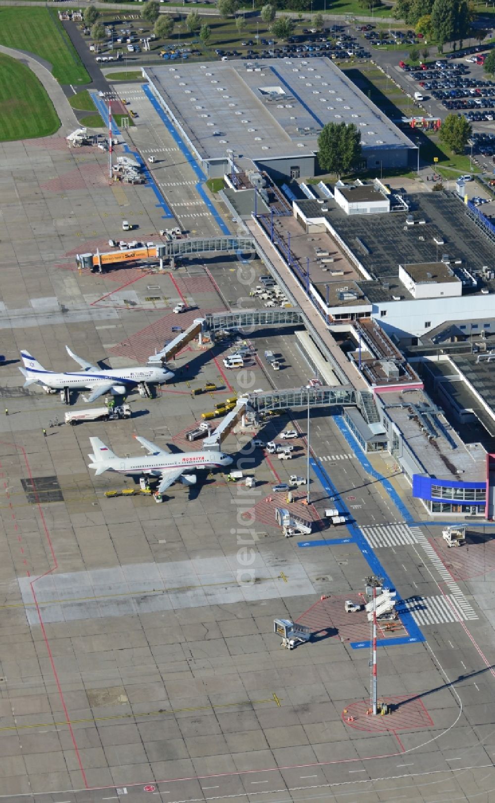 Aerial image Schönefeld - Parking, passenger terminal and movement area fo the Schönefeld Airport