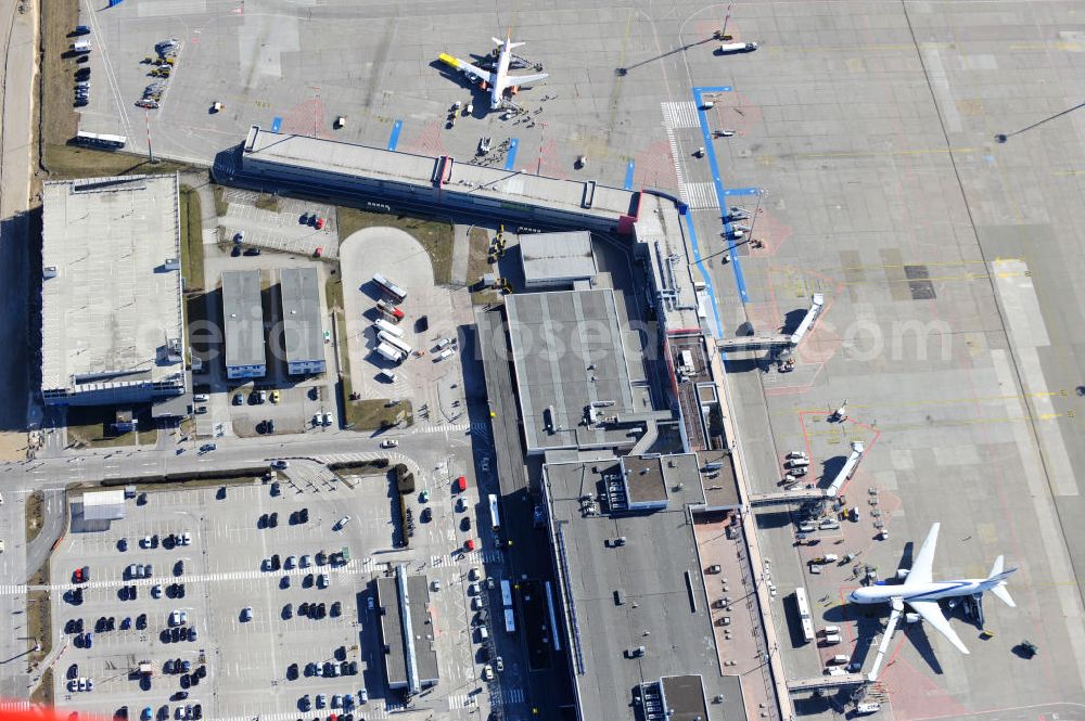 Aerial image Schönefeld - Blick auf die temporär verwaiste Abfertigungshalle am Flughafen Berlin-Schönefeld. Wenn der Flughaffen BBI in absehbarer Zeit in Betrieb gehen wird, dann können solche Bilder für das zum Teil noch aus INTERFLUG-Zeiten stammende Terminal zum Dauerzustand werden. Terminals at the airport Berlin-Schoenefeld.