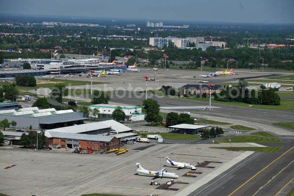 Schönefeld from above - Blick auf die temporär verwaiste Abfertigungshalle am Flughafen Berlin-Schönefeld. Wenn der Flughaffen BBI in absehbarer Zeit in Betrieb gehen wird, dann können solche Bilder für das zum Teil noch aus INTERFLUG-Zeiten stammende Terminal zum Dauerzustand werden. Terminals at the airport Berlin-Schoenefeld.