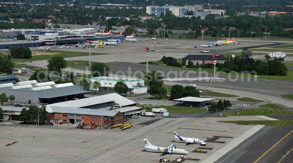 Schönefeld from the bird's eye view: Blick auf die temporär verwaiste Abfertigungshalle am Flughafen Berlin-Schönefeld. Wenn der Flughaffen BBI in absehbarer Zeit in Betrieb gehen wird, dann können solche Bilder für das zum Teil noch aus INTERFLUG-Zeiten stammende Terminal zum Dauerzustand werden. Terminals at the airport Berlin-Schoenefeld.