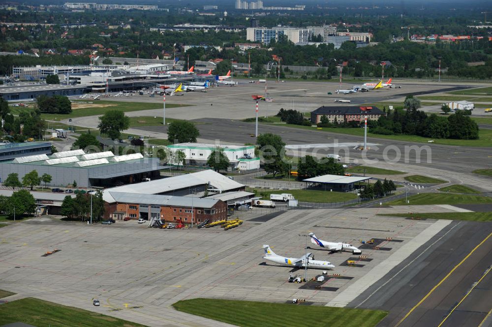 Aerial image Schönefeld - Blick auf die temporär verwaiste Abfertigungshalle am Flughafen Berlin-Schönefeld. Wenn der Flughaffen BBI in absehbarer Zeit in Betrieb gehen wird, dann können solche Bilder für das zum Teil noch aus INTERFLUG-Zeiten stammende Terminal zum Dauerzustand werden. Terminals at the airport Berlin-Schoenefeld.