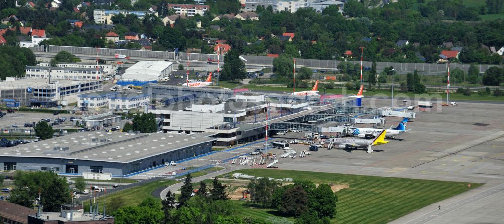 Aerial photograph Schönefeld - Blick auf die temporär verwaiste Abfertigungshalle am Flughafen Berlin-Schönefeld. Wenn der Flughaffen BBI in absehbarer Zeit in Betrieb gehen wird, dann können solche Bilder für das zum Teil noch aus INTERFLUG-Zeiten stammende Terminal zum Dauerzustand werden. Terminals at the airport Berlin-Schoenefeld.