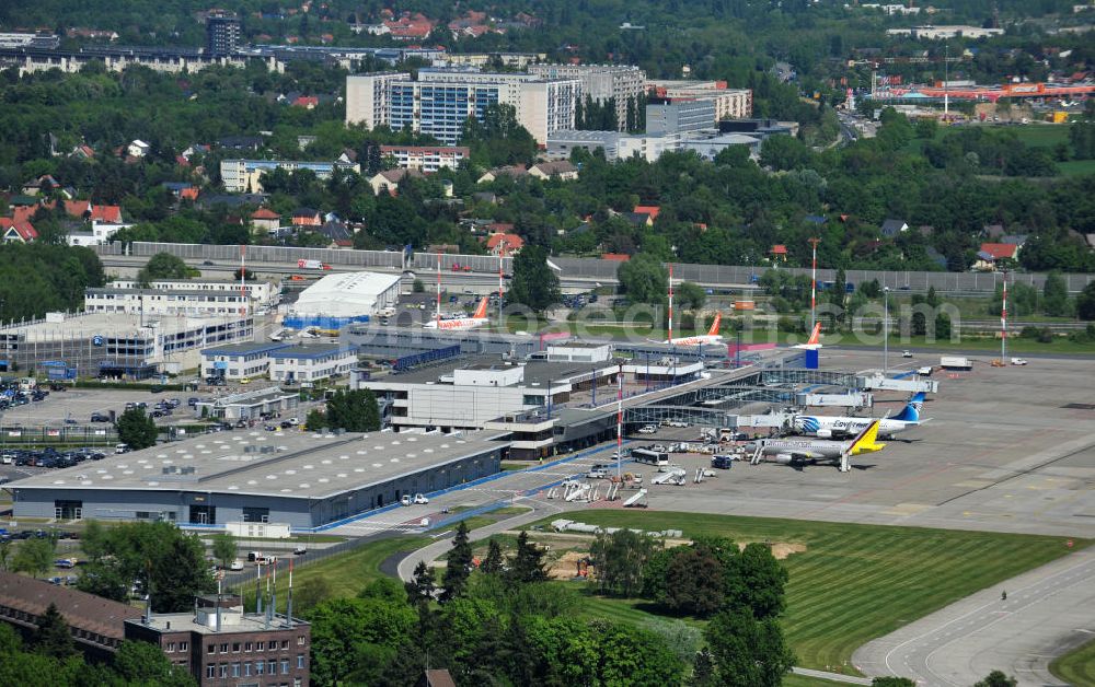 Schönefeld from above - Blick auf die temporär verwaiste Abfertigungshalle am Flughafen Berlin-Schönefeld. Wenn der Flughaffen BBI in absehbarer Zeit in Betrieb gehen wird, dann können solche Bilder für das zum Teil noch aus INTERFLUG-Zeiten stammende Terminal zum Dauerzustand werden. Terminals at the airport Berlin-Schoenefeld.