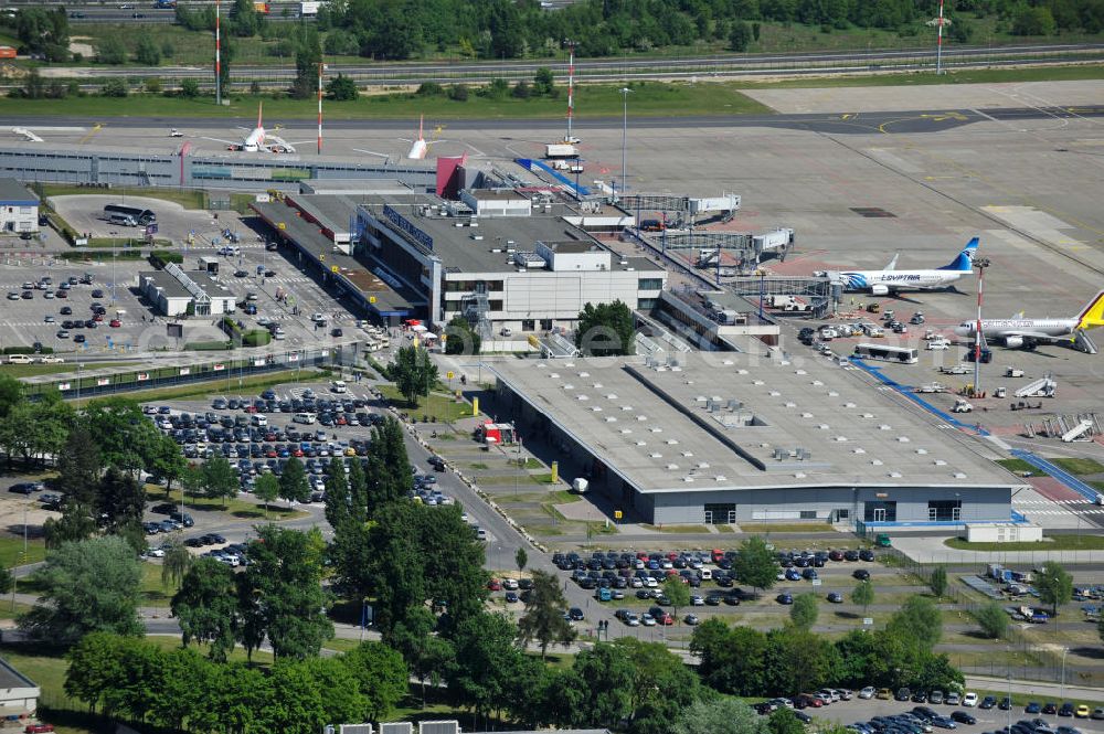 Aerial photograph Schönefeld - Blick auf die temporär verwaiste Abfertigungshalle am Flughafen Berlin-Schönefeld. Wenn der Flughaffen BBI in absehbarer Zeit in Betrieb gehen wird, dann können solche Bilder für das zum Teil noch aus INTERFLUG-Zeiten stammende Terminal zum Dauerzustand werden. Terminals at the airport Berlin-Schoenefeld.