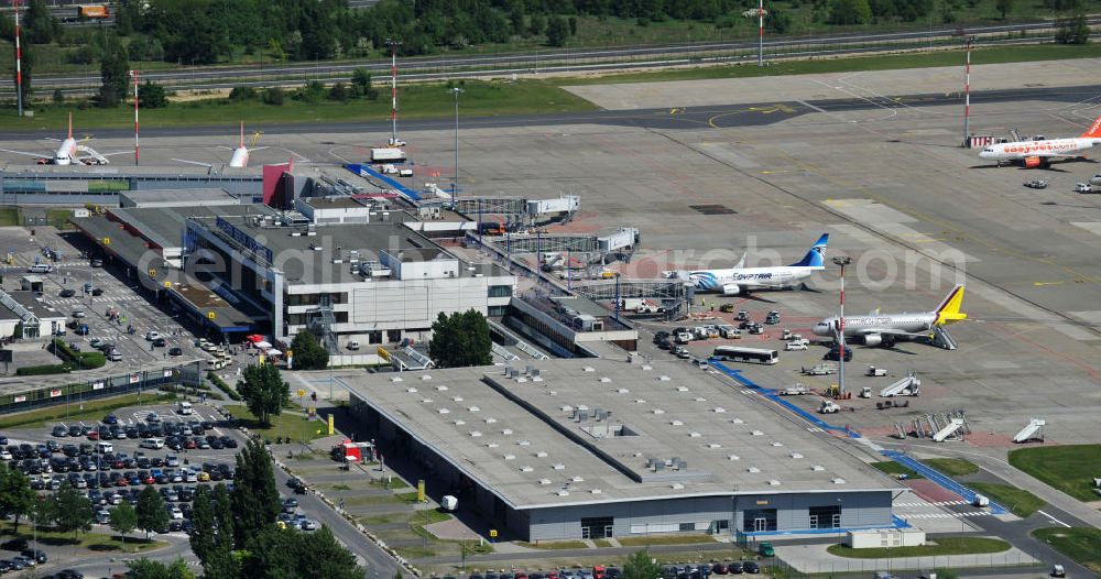 Schönefeld from above - Blick auf die temporär verwaiste Abfertigungshalle am Flughafen Berlin-Schönefeld. Wenn der Flughaffen BBI in absehbarer Zeit in Betrieb gehen wird, dann können solche Bilder für das zum Teil noch aus INTERFLUG-Zeiten stammende Terminal zum Dauerzustand werden. Terminals at the airport Berlin-Schoenefeld.