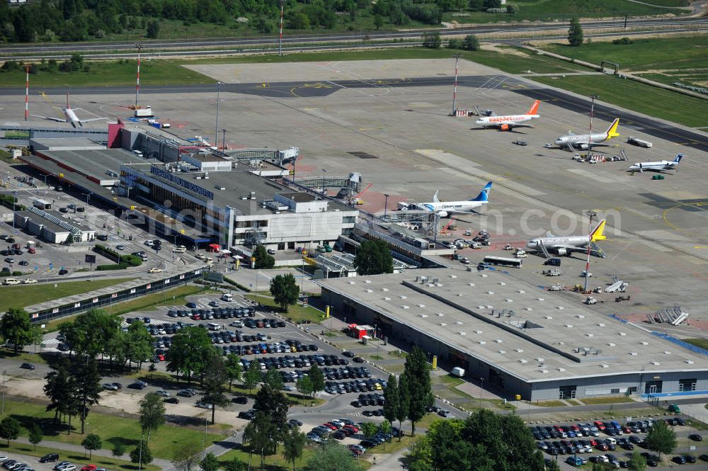 Schönefeld from the bird's eye view: Blick auf die temporär verwaiste Abfertigungshalle am Flughafen Berlin-Schönefeld. Wenn der Flughaffen BBI in absehbarer Zeit in Betrieb gehen wird, dann können solche Bilder für das zum Teil noch aus INTERFLUG-Zeiten stammende Terminal zum Dauerzustand werden. Terminals at the airport Berlin-Schoenefeld.