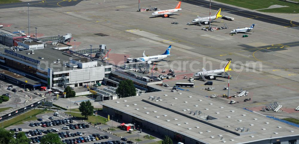 Aerial image Schönefeld - Blick auf die temporär verwaiste Abfertigungshalle am Flughafen Berlin-Schönefeld. Wenn der Flughaffen BBI in absehbarer Zeit in Betrieb gehen wird, dann können solche Bilder für das zum Teil noch aus INTERFLUG-Zeiten stammende Terminal zum Dauerzustand werden. Terminals at the airport Berlin-Schoenefeld.