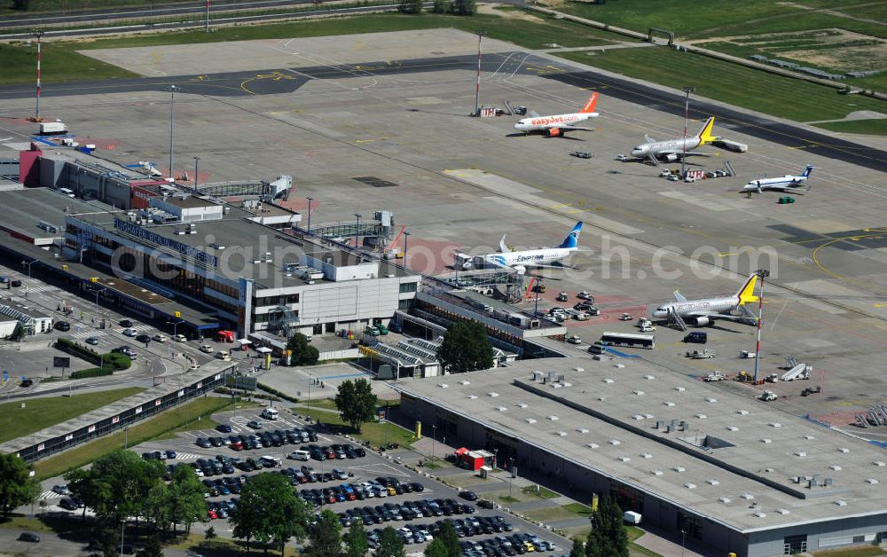 Aerial photograph Schönefeld - Blick auf die temporär verwaiste Abfertigungshalle am Flughafen Berlin-Schönefeld. Wenn der Flughaffen BBI in absehbarer Zeit in Betrieb gehen wird, dann können solche Bilder für das zum Teil noch aus INTERFLUG-Zeiten stammende Terminal zum Dauerzustand werden. Terminals at the airport Berlin-Schoenefeld.