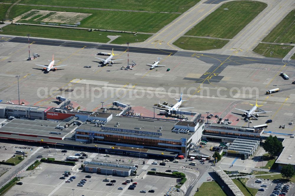 Schönefeld from above - Blick auf die temporär verwaiste Abfertigungshalle am Flughafen Berlin-Schönefeld. Wenn der Flughaffen BBI in absehbarer Zeit in Betrieb gehen wird, dann können solche Bilder für das zum Teil noch aus INTERFLUG-Zeiten stammende Terminal zum Dauerzustand werden. Terminals at the airport Berlin-Schoenefeld.