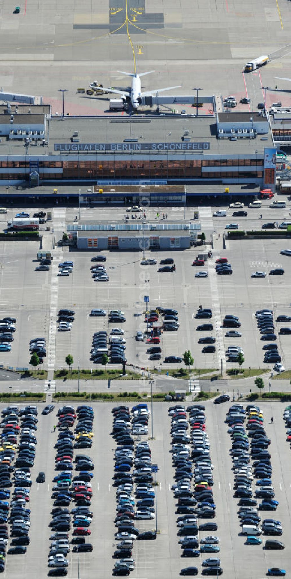 Aerial photograph Schönefeld - Blick auf die temporär verwaiste Abfertigungshalle am Flughafen Berlin-Schönefeld. Wenn der Flughaffen BBI in absehbarer Zeit in Betrieb gehen wird, dann können solche Bilder für das zum Teil noch aus INTERFLUG-Zeiten stammende Terminal zum Dauerzustand werden. Terminals at the airport Berlin-Schoenefeld.