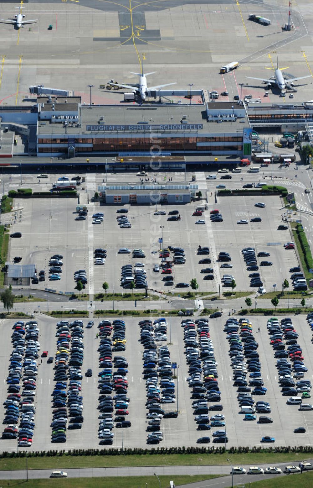 Schönefeld from above - Blick auf die temporär verwaiste Abfertigungshalle am Flughafen Berlin-Schönefeld. Wenn der Flughaffen BBI in absehbarer Zeit in Betrieb gehen wird, dann können solche Bilder für das zum Teil noch aus INTERFLUG-Zeiten stammende Terminal zum Dauerzustand werden. Terminals at the airport Berlin-Schoenefeld.