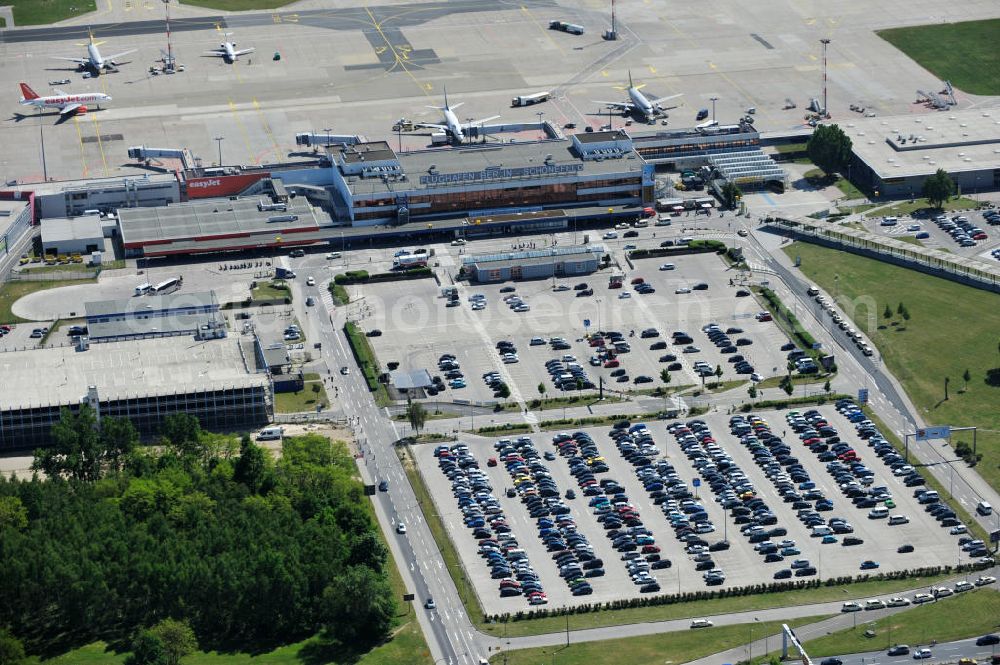 Aerial image Schönefeld - Blick auf die temporär verwaiste Abfertigungshalle am Flughafen Berlin-Schönefeld. Wenn der Flughaffen BBI in absehbarer Zeit in Betrieb gehen wird, dann können solche Bilder für das zum Teil noch aus INTERFLUG-Zeiten stammende Terminal zum Dauerzustand werden. Terminals at the airport Berlin-Schoenefeld.