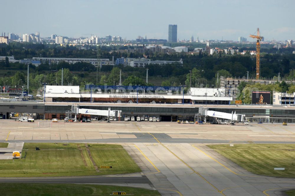 SCHÖNEFELD from above - Blick auf die temporär verwaiste Abfertigungshalle am Flughafen Berlin-Schönefeld. Wenn der Flughaffen BBI in absehbarer Zeit in Betrieb gehen wird, dann können solche Bilder für das zum Teil noch aus INTERFLUG-Zeiten stammende Terminal zum Dauerzustand werden.