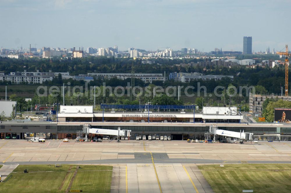 Aerial image SCHÖNEFELD - Blick auf die temporär verwaiste Abfertigungshalle am Flughafen Berlin-Schönefeld. Wenn der Flughaffen BBI in absehbarer Zeit in Betrieb gehen wird, dann können solche Bilder für das zum Teil noch aus INTERFLUG-Zeiten stammende Terminal zum Dauerzustand werden.