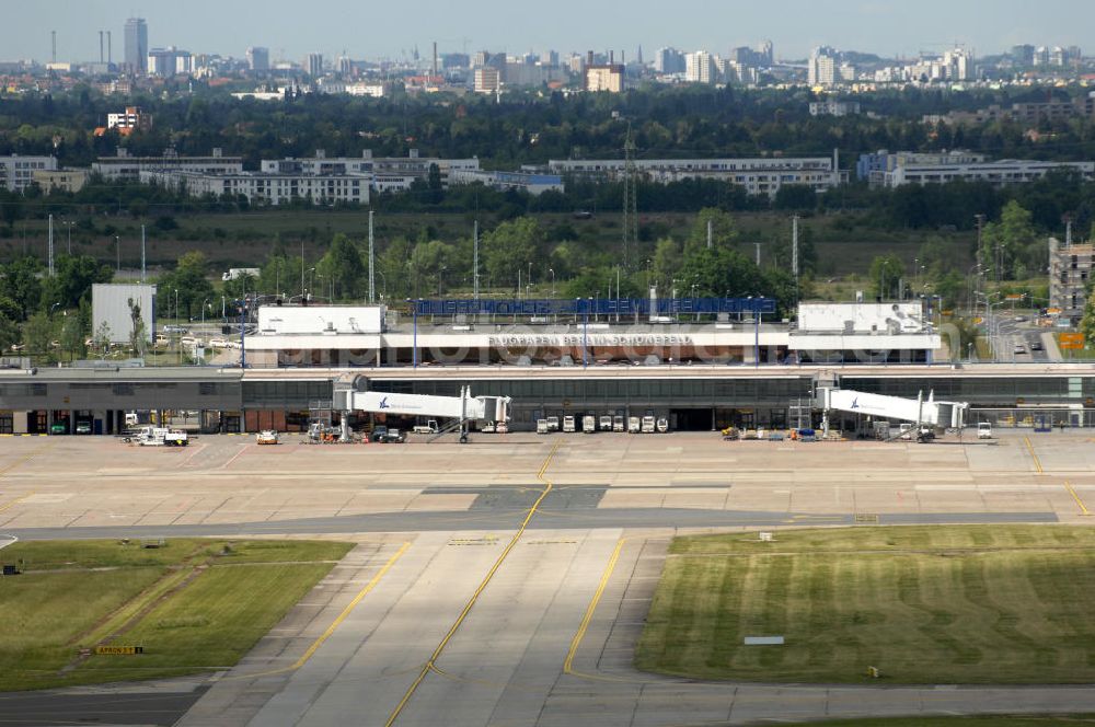 Aerial photograph SCHÖNEFELD - Blick auf die temporär verwaiste Abfertigungshalle am Flughafen Berlin-Schönefeld. Wenn der Flughaffen BBI in absehbarer Zeit in Betrieb gehen wird, dann können solche Bilder für das zum Teil noch aus INTERFLUG-Zeiten stammende Terminal zum Dauerzustand werden.