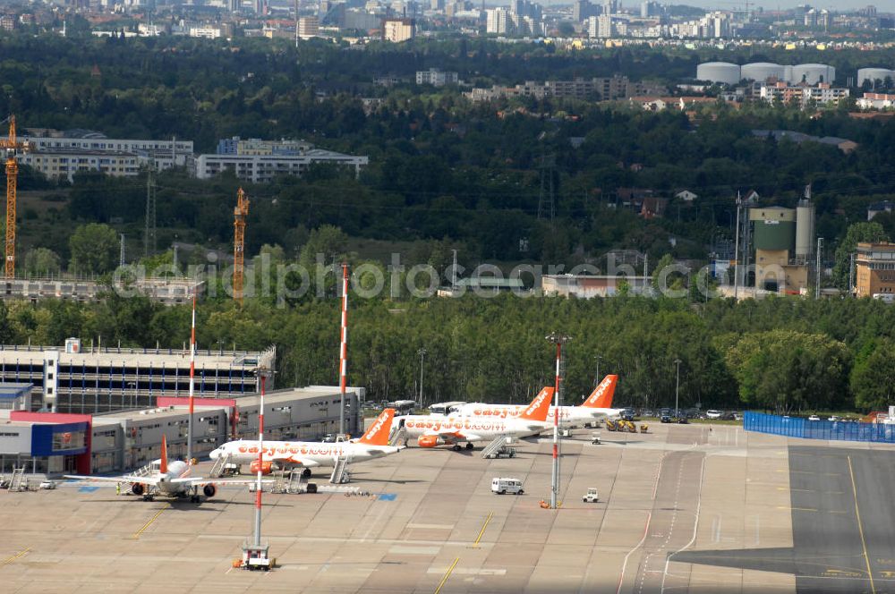 SCHÖNEFELD from above - Blick auf die temporär verwaiste Abfertigungshalle am Flughafen Berlin-Schönefeld. Wenn der Flughaffen BBI in absehbarer Zeit in Betrieb gehen wird, dann können solche Bilder für das zum Teil noch aus INTERFLUG-Zeiten stammende Terminal zum Dauerzustand werden.