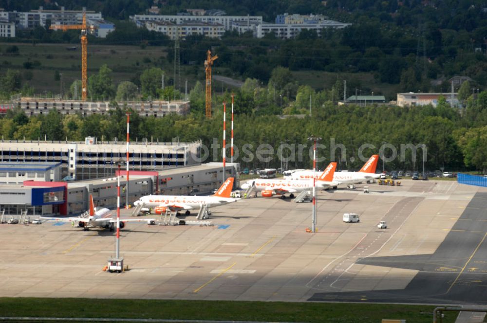 SCHÖNEFELD from the bird's eye view: Blick auf die temporär verwaiste Abfertigungshalle am Flughafen Berlin-Schönefeld. Wenn der Flughaffen BBI in absehbarer Zeit in Betrieb gehen wird, dann können solche Bilder für das zum Teil noch aus INTERFLUG-Zeiten stammende Terminal zum Dauerzustand werden.