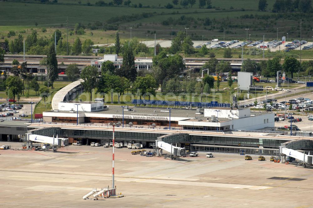 Aerial image SCHÖNEFELD - Blick auf die temporär verwaiste Abfertigungshalle am Flughafen Berlin-Schönefeld. Wenn der Flughaffen BBI in absehbarer Zeit in Betrieb gehen wird, dann können solche Bilder für das zum Teil noch aus INTERFLUG-Zeiten stammende Terminal zum Dauerzustand werden.