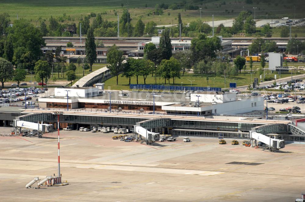 Aerial photograph SCHÖNEFELD - Blick auf die temporär verwaiste Abfertigungshalle am Flughafen Berlin-Schönefeld. Wenn der Flughaffen BBI in absehbarer Zeit in Betrieb gehen wird, dann können solche Bilder für das zum Teil noch aus INTERFLUG-Zeiten stammende Terminal zum Dauerzustand werden.