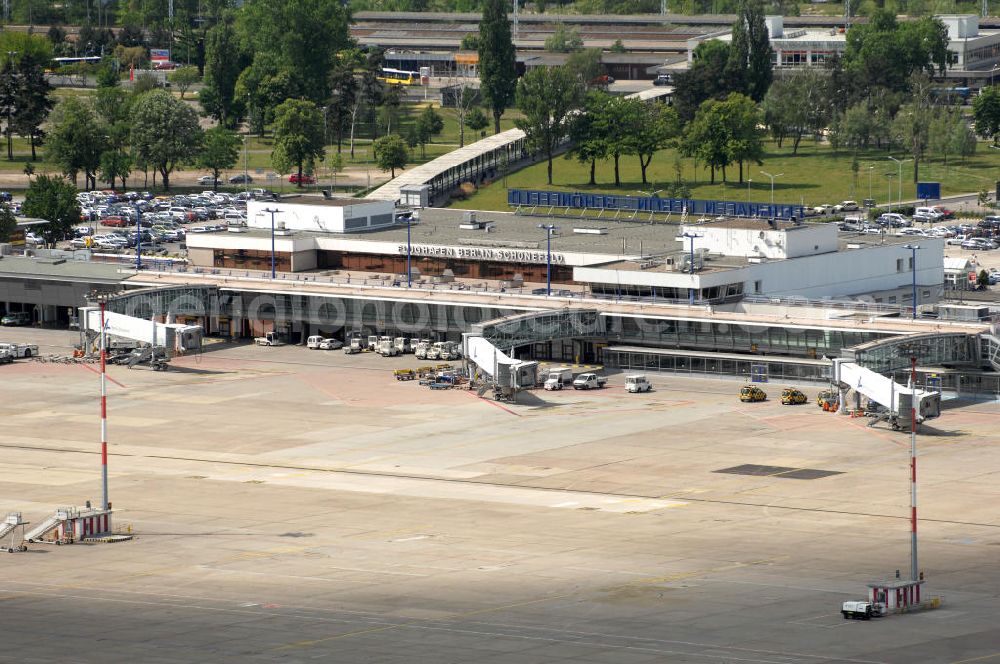 SCHÖNEFELD from above - Blick auf die temporär verwaiste Abfertigungshalle am Flughafen Berlin-Schönefeld. Wenn der Flughaffen BBI in absehbarer Zeit in Betrieb gehen wird, dann können solche Bilder für das zum Teil noch aus INTERFLUG-Zeiten stammende Terminal zum Dauerzustand werden.