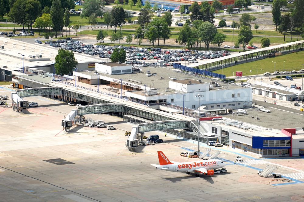 SCHÖNEFELD from the bird's eye view: Blick auf die temporär verwaiste Abfertigungshalle am Flughafen Berlin-Schönefeld. Wenn der Flughaffen BBI in absehbarer Zeit in Betrieb gehen wird, dann können solche Bilder für das zum Teil noch aus INTERFLUG-Zeiten stammende Terminal zum Dauerzustand werden.