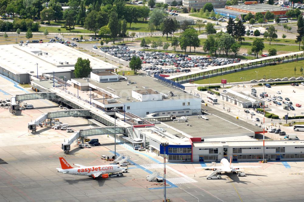 Aerial image SCHÖNEFELD - Blick auf die temporär verwaiste Abfertigungshalle am Flughafen Berlin-Schönefeld. Wenn der Flughaffen BBI in absehbarer Zeit in Betrieb gehen wird, dann können solche Bilder für das zum Teil noch aus INTERFLUG-Zeiten stammende Terminal zum Dauerzustand werden.