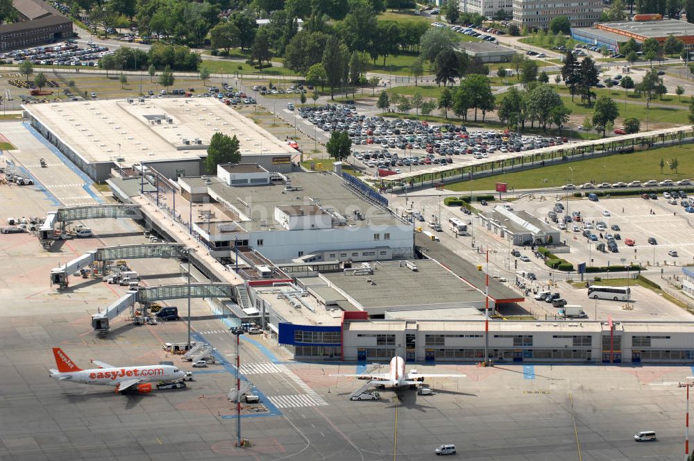 Aerial photograph SCHÖNEFELD - Blick auf die temporär verwaiste Abfertigungshalle am Flughafen Berlin-Schönefeld. Wenn der Flughaffen BBI in absehbarer Zeit in Betrieb gehen wird, dann können solche Bilder für das zum Teil noch aus INTERFLUG-Zeiten stammende Terminal zum Dauerzustand werden.