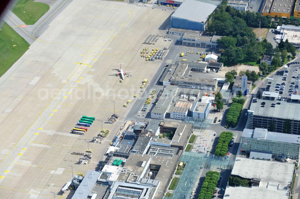 Nürnberg from the bird's eye view: Abfertigungsterminals auf dem Flughafen Nürnberg EDDN. Passenger terminal at the airport Nürnberg EDDN.