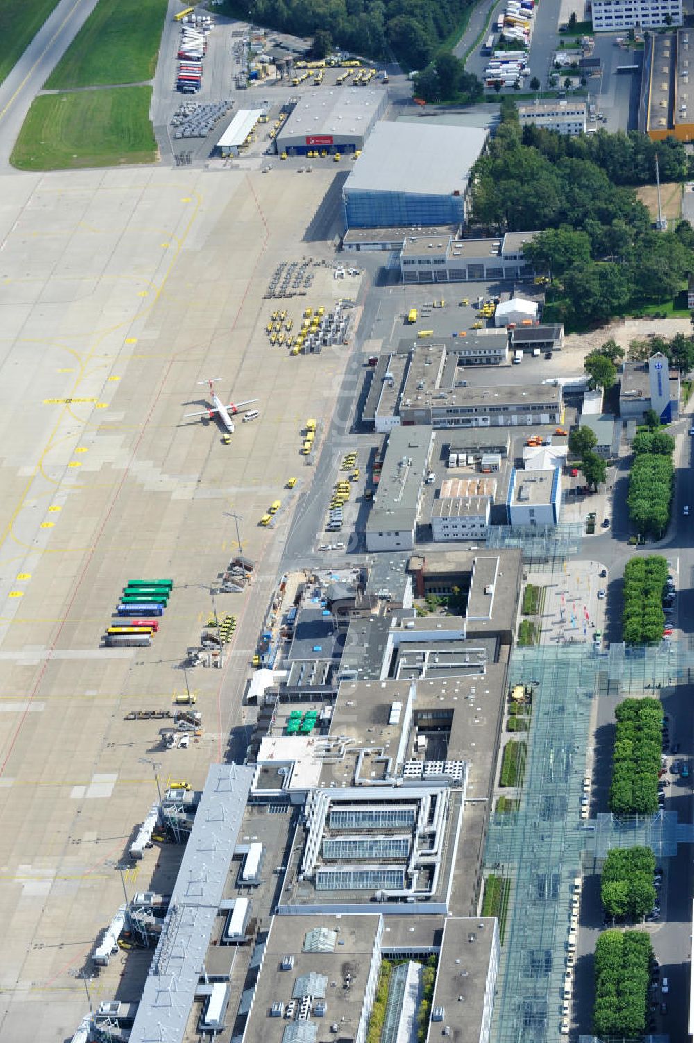 Aerial image Nürnberg - Abfertigungsterminals auf dem Flughafen Nürnberg EDDN. Passenger terminal at the airport Nürnberg EDDN.