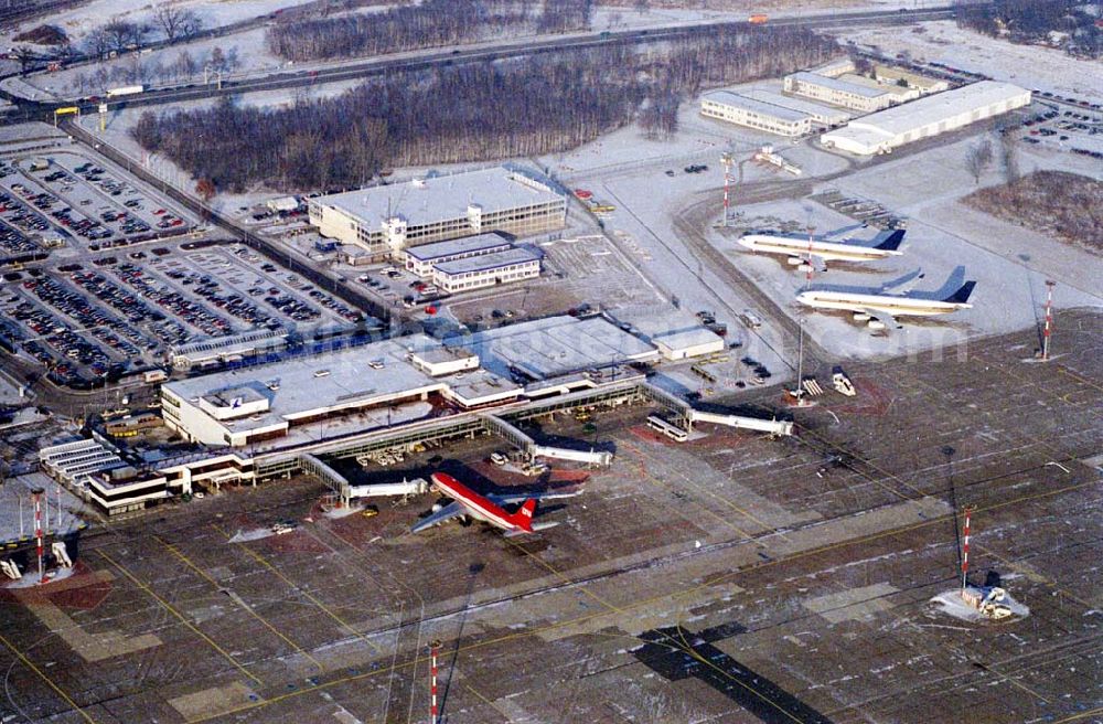 Schönefeld from the bird's eye view: Abfertigungsterminals am Flughafen Schönefeld