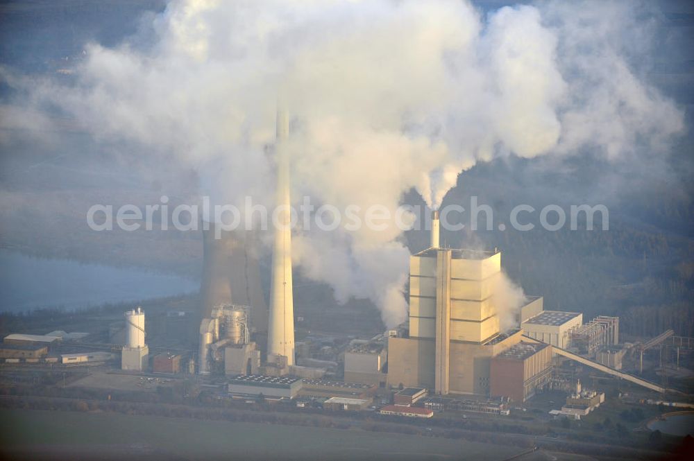 Schöningen from above - Weithin sichtbare Abgas- und Rauchwolken der Türme des Kraftwerk Buschhaus , einem Braunkohlekraftwerk im Helmstedter Revier, nahe der Ortschaft Schöningen. Das Kraftwerk der E.ON Kraftwerke GmbH wurde Ende der 1970er-Jahre geplant. Der neue Kraftwerksbau schuf zusätzliche Arbeitsplätze im Kohlebergbau und in der Verstromung. Das Kraftwerk sollte mit der schwefelhaltigen Salzkohle der Umgebung betrieben werden. Für die benötigte Menge wurde eigens ein neuer Tagebau, der Tagebau Schöningen, aufgefahren. Das Kraftwerk verfügt über einen 307 Meter hohen Schornstein, der der höchste in Betrieb befindliche Industrieschornstein in Deutschland ist. Highly visible exhaust and smoke of the towers of the power plant bush house, a brown coal power plant in the Helmstedt area, near the village of Schöningen.