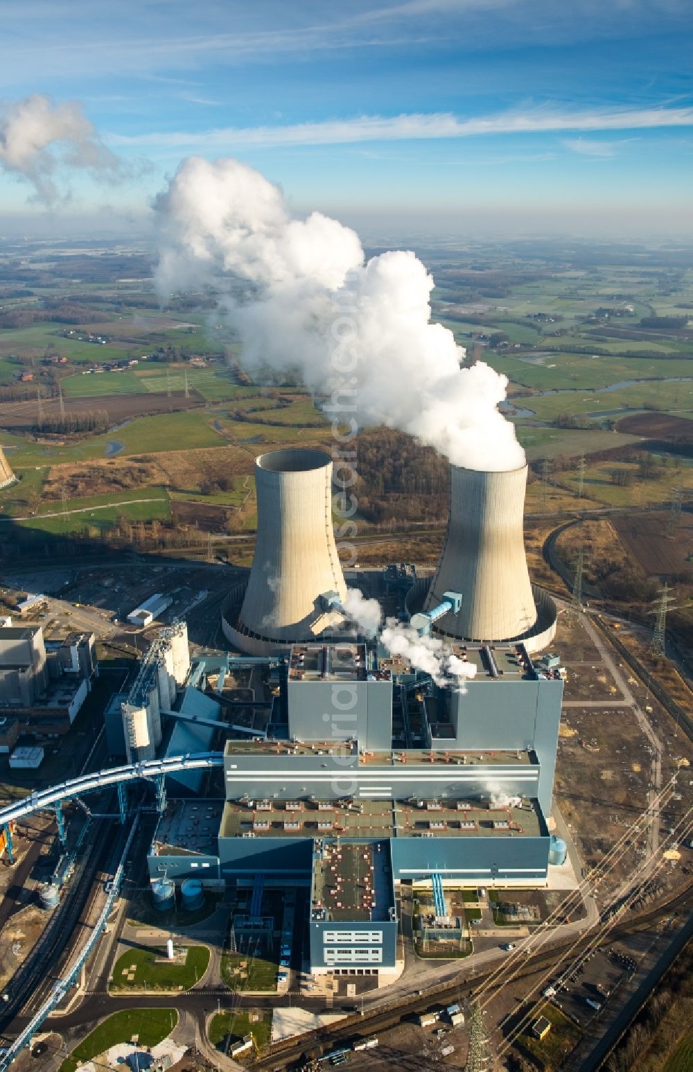 Hamm from the bird's eye view: Exhaust gas clouds of coal-fired power plant RWE Power Gersteinwerk in Hamm in North Rhine-Westphalia