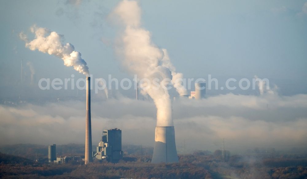 Aerial image Bergkamen - White exhaust smoke plumes from the power plants and exhaust towers of the coal-fired cogeneration plant Gemeinschaftskraftwerk Bergkonen on Westhellenweg in Bergkamen in the state North Rhine-Westphalia, Germany