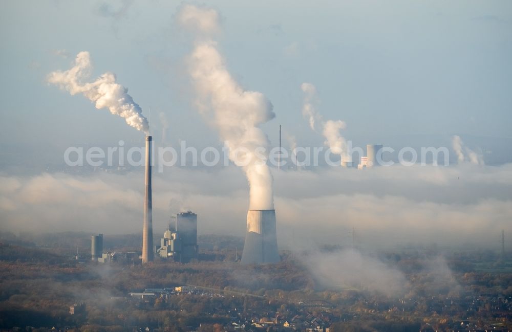 Aerial photograph Bergkamen - White exhaust smoke plumes from the power plants and exhaust towers of the coal-fired cogeneration plant Gemeinschaftskraftwerk Bergkonen on Westhellenweg in Bergkamen in the state North Rhine-Westphalia, Germany