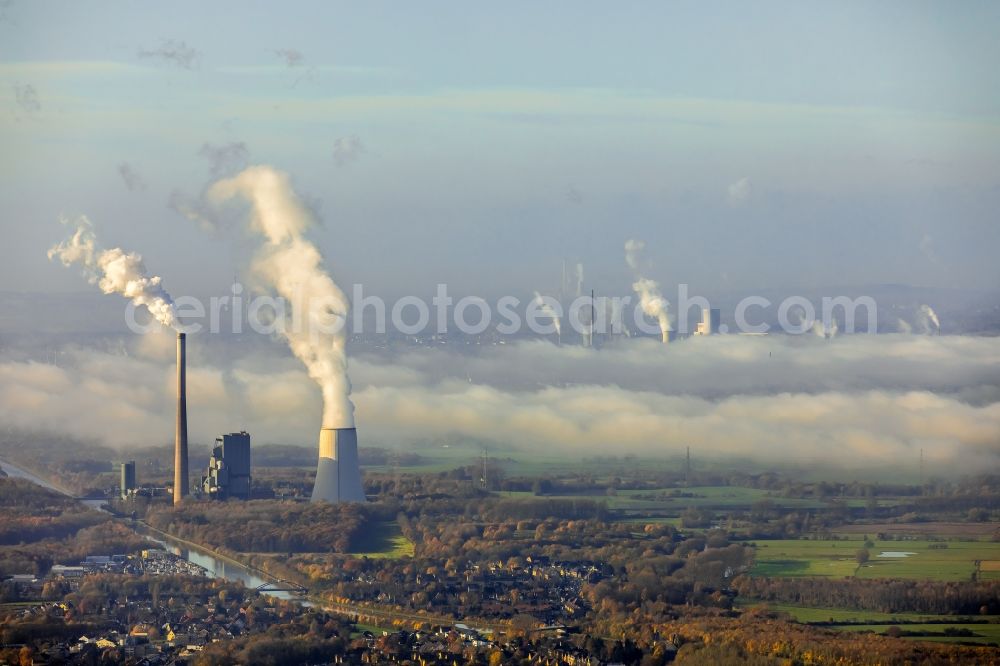 Bergkamen from the bird's eye view: White exhaust smoke plumes from the power plants and exhaust towers of the coal-fired cogeneration plant Gemeinschaftskraftwerk Bergkonen on Westhellenweg in Bergkamen in the state North Rhine-Westphalia, Germany