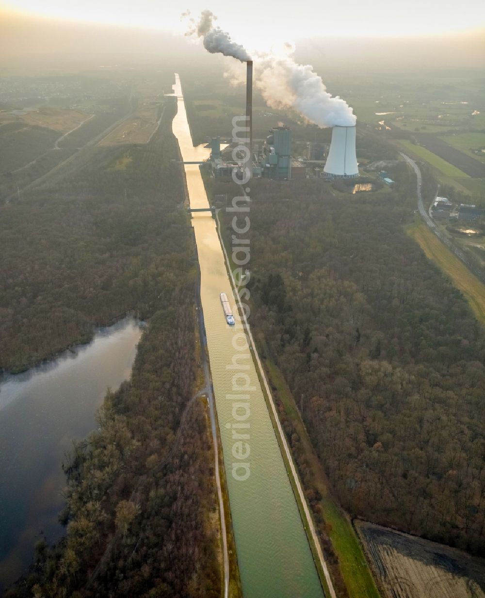 Bergkamen from above - White exhaust smoke plumes from the power plants and exhaust towers of the coal-fired cogeneration plant Gemeinschaftskraftwerk Bergkonen on Westhellenweg in Bergkamen in the state North Rhine-Westphalia, Germany