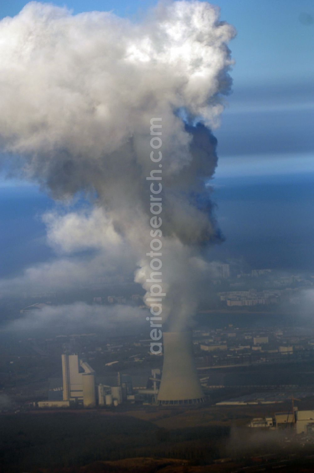 Aerial photograph Rostock - White exhaust smoke plumes from the power plants and exhaust towers of the coal-fired cogeneration plant of KNG Kraftwerks- and Netzgesellschaft mbH on street Am Kuehlturm in Rostock at the baltic sea coast in the state Mecklenburg - Western Pomerania, Germany